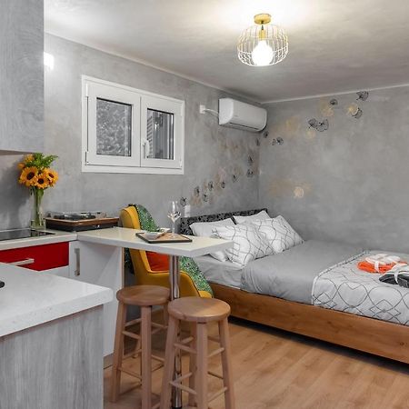 Cozy Tiny Apartment In The Heart Of Plaka Atene Esterno foto